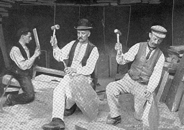 Taş Ocağı İşçisi: Bir taş ocağı işçisinin parçalayıp çıkardığı taş, çeşitli ürünlerin yapımında kullanılırdı.