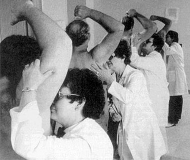 Bu kadınlar sapık mı, mazoşist mi? Hayır, koltukaltı kokusunu önlemek için üretilen deodorantların etkili olup olmadığını test ediyorlar.