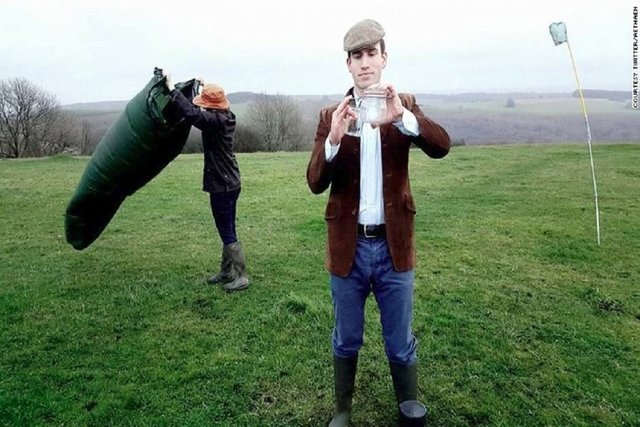 İngiliz bir girişimci olan Leo De Watts kavanozların içine hapsettiği temiz havaların tanesini 115 dolara satıyor. Tek bir kavanozun içinde 558 ml hava hapsedebildiğini söyleyen De Watts özellikle Pekin ve Şangay gibi çevre kirliliği tehdidiyle yüzleşen şehirlerde talebin yoğun olduğundan bahsediyor.