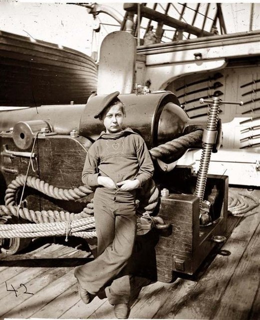 Powdermonkey: Savaş gemilerinde, bombardıman sırasında çalışan kişilerdi, genelde gençler arasından seçilirdi.