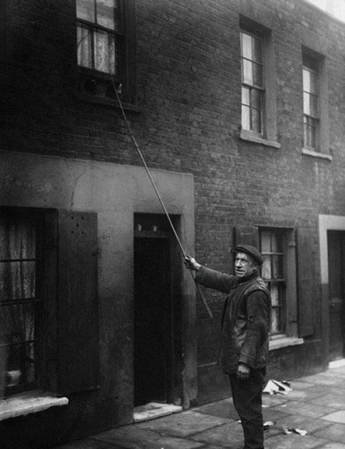 DÜNYANIN EN TUHAF MESLEKLERİ! - Uyandırıcı: Akıllı telefonlar, alarmlar olmadan önce insanları, uyandırıp işine ve okulallarına geç kalmamasını sağlıyordu. Uyandırıcı işini ya camlara bezelye taneleri atarak ya da camlara uzun sopalarla hafifçe vurarak yapıyordu.