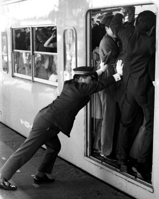 Japonya'da "oşiya" adı verilen bu görevlinin işi, trenlere sığmayan insanları iterek sıkıştırmaya çalışmak. Ülkemizin büyük şehirlerindeki işsizlik ve toplu taşıma sorunları için iyi bir fikir. Özellikle de metrobüslerde...