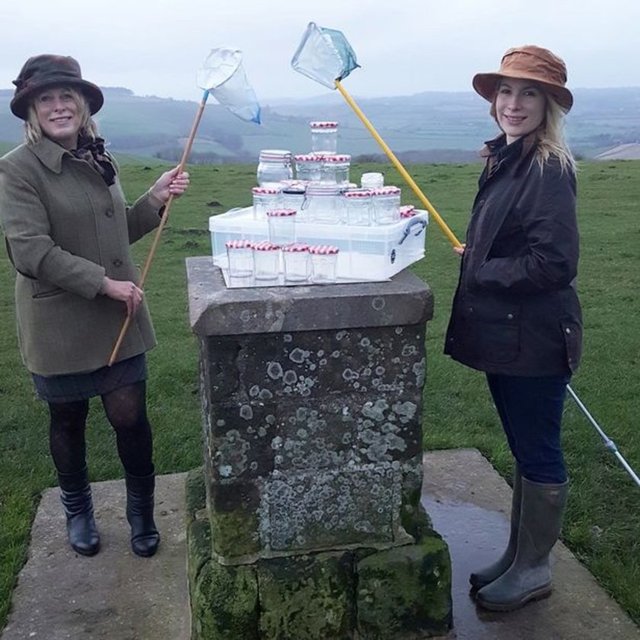 Britanya'nın rüzgar alan bölgelerinden Galler ve Somerset gibi yerlere gidip rüzgarı yakalamaya çalışan ekip sonrasında kavanozlara dolduruyor ve bu havayı gemilerle Çin'e nakliye ediyor.