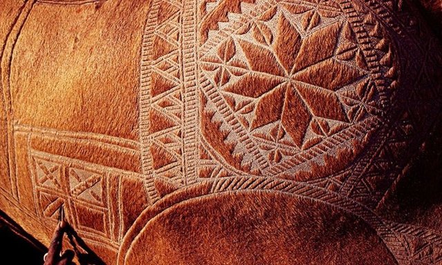 Deve berberleri, tek bir makas yardımıyla 4 saat boyunca develerin üzerine göze hoş gelen şekiller yapıyorlar.