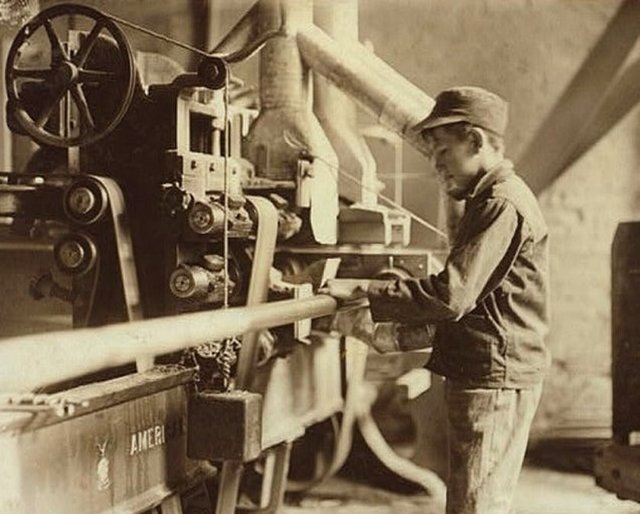 Kenevir Giydirici: Geçmişte kenevir tekstil sanayisi için çok önemli maddelerden birisiydi. Kenevirleri kabasından ayırıp, üretime gönderen insanlara ise 'kenevir giydirici' derlerdi.