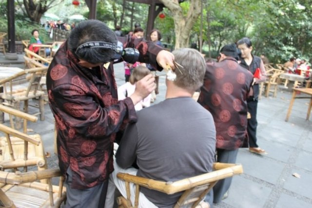 "Profesyonel kulak temizleyici"ler. Bari profesyonelliklerini sokağın ortasında sergilemeselerdi...