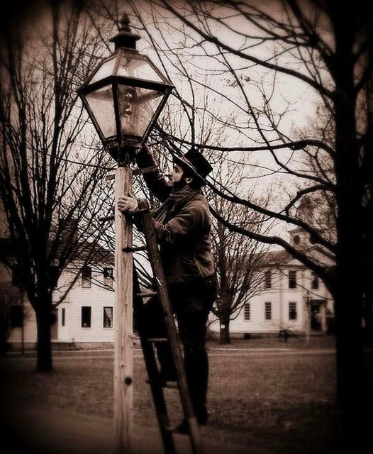 Sokak Lambası Yakıcısı: Elektrikli ampuller icat edilene kadar sokak lambalarını açıp kapatan ve bakımını yapan kişiler vardı.