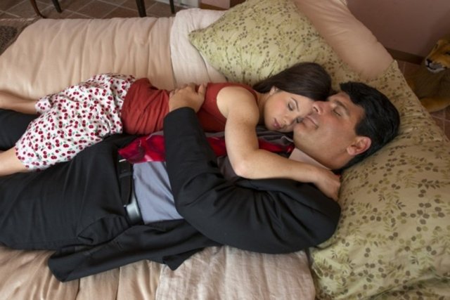 Fotoğraftaki kadın, erkeğin sevgilisi değil, ona sarılması için para verdiği bir kadın. Bu tür hizmetler özelilkle Japonya'da yaygın olarak bulunuyor.