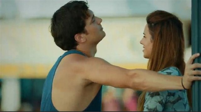 Güler, dizinin yeni sezonundaki ilk bölümlerinde yakışıklı oyuncuyla ile kamera karşısına geçti.