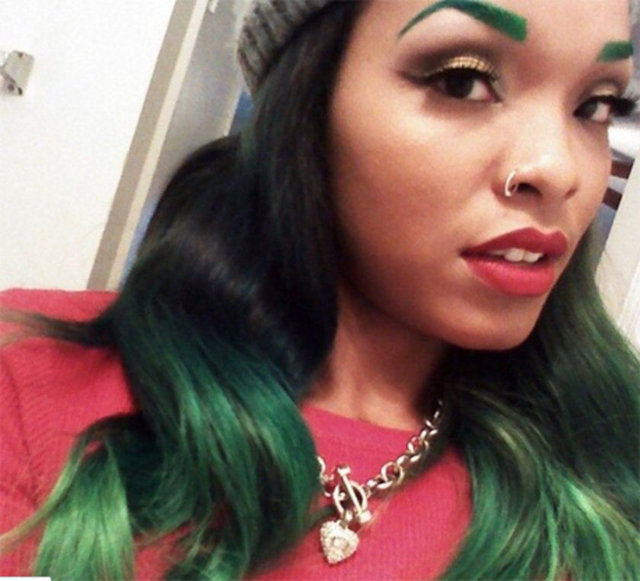 Bazıları da makyajını kaşlarıyla uyumlu olacak biçimde yapıyor. Yani uyumu nerede tutturacağınız size kalmış. -