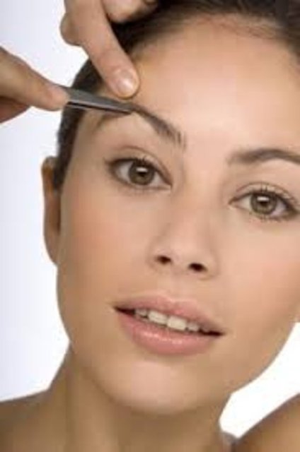 6. Kaşınızın üstünü almayın: Kaş uzmanları evinizde kaşınıza çeki düzen verirken sadece kavis altını almanızı ve kaş üstüne dokunmamanızı öneriyor