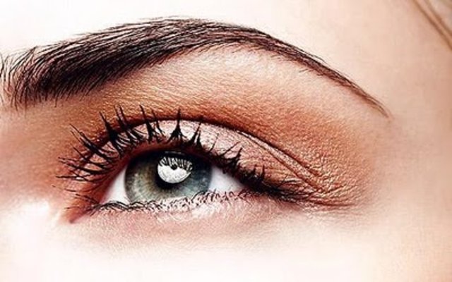 Herkesin yaptığı 11 kaş hatası1. Kaşlarınızı eşlemeye çalışmayın: Özellikle üzerinde duruyoruz; kaşlar kardeştir, ikiz değil. Boşuna onları eşitlemeye çalışmayın yoksa giderek incelen uzun ve zayıf kaşlara sahip olacaksınız.