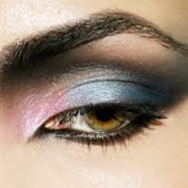 10. Yanlış boyamaktan kaçının: Kaşlarınızı hafifçe boyadığınızda veya makyajla çoğalttığınızda şu renk kodunu takip edin: Eğer açık tenliyseniz saçınızdan daha koyu bir renk tonu seçin. Eğer esmerseniz saçınızın en açık yeriyle aynı rengi kullanın.