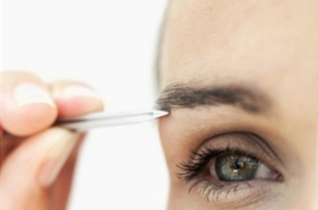 Sonra da nerede bitmesi gerektiğini çizin (kalemle burun kemiğinin başlangıcından kaşınızın sonuna kadar bir yol çizin).