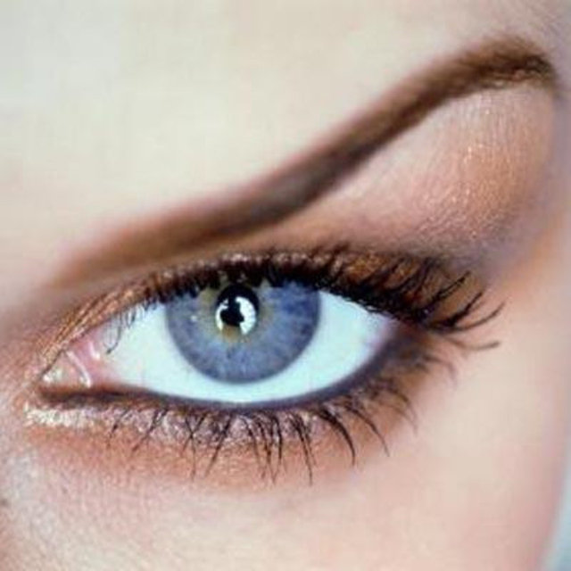 Aynayı tüm yüzünüzü görebileceğiniz bir mesafede kullanın, sadece kaşlarınızı değil.