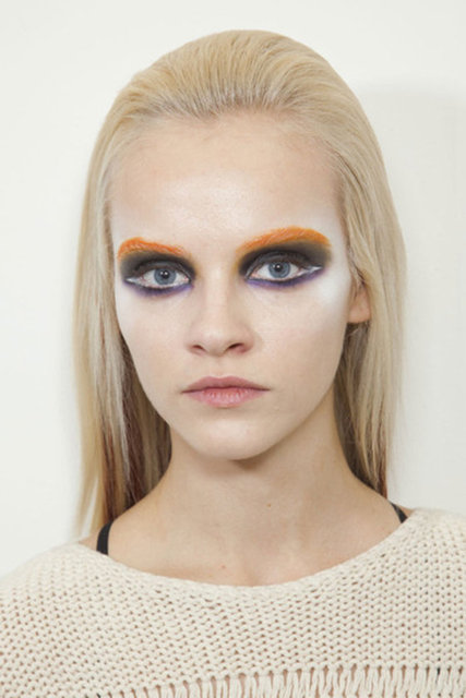 Yüzyıllardır saçlarımızı boyuyoruz fakat kaşları boyamak hiçbir zaman akım haline gelmemişti. Şimdilerde kaşları bir hayli cesaret isteyen renklere boyamak moda oldu.