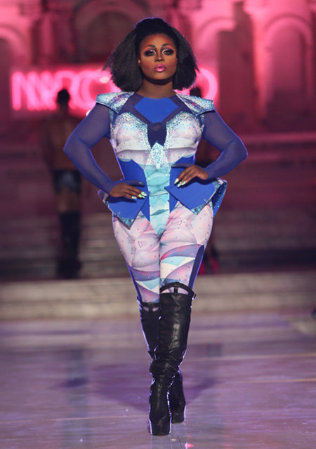 Brezilya'nın popülasyonunun yarısından fazlası siyahi ya da melez olsa da 2008 São Paulo Fashion Week'te  (Moda Haftası) 1,128 model siyahiydi. (yani %2.5'i)