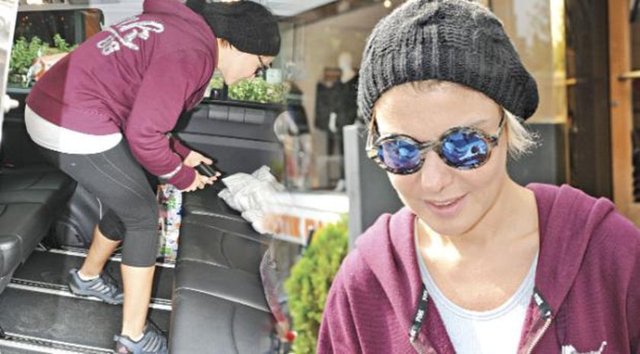 Geçtiğimiz haftalarda eşi Erhan Çelik'le birlikte balayı yerine Hacca giden şarkıcı Gülben Ergen önceki gün Bebek'te görüntülendi.