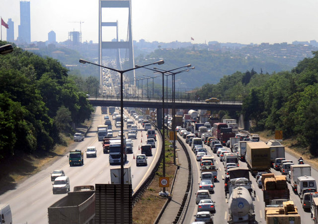 Hergün milyonlarca aracın geçtiği İstanbul Boğaziçi köprüsü bağlantı yolunda görülen yazı görenleri güldürüyor.