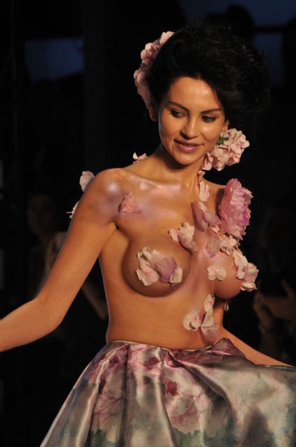 Meme kanserine yönelik farkındalık yaratmak isteyen Çiğdem Akın'ın cesur tasarımını Tolga Karel'in eşi Günay Musayeva taşıdı.