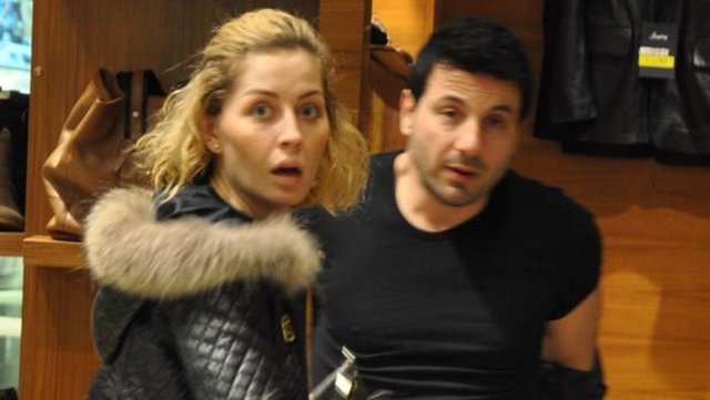 Şarkıcı Davut Güloğlu'nun, evlilik arifesinde olduğu ve 4 yıldır birliktelik yaşadığı söylenen üniversite öğrencisi Pelin Subay'a eski eşi ile yaşadığı eve gelip olay çıkarması sebebiyle şiddet uyguladığı ortaya çıkmıştı.