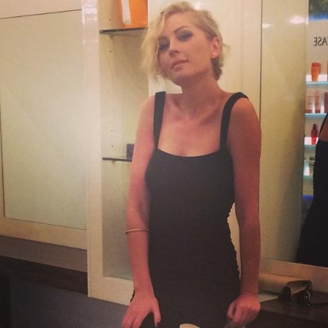 Ünlü sanatçının, genç sevgilisinin elini yaraladığı ve mimarlık fakültesinde okuyan Subay'ın Instagram hesabından, "Okul hayatım böylelikle sonlandı, elimi kullanamadığım için 2 dersten kaldım.