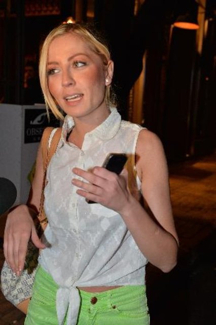 - HAKARET MESAJLARI - Dilekçede, cep telefonuna sürekli tehdit ve hakaret mesajları geldiği ayrıca evinin önüne gelmesi sebebiyle evden çıkamaz ve korku içinde yaşar hale geldiğini belirtti.