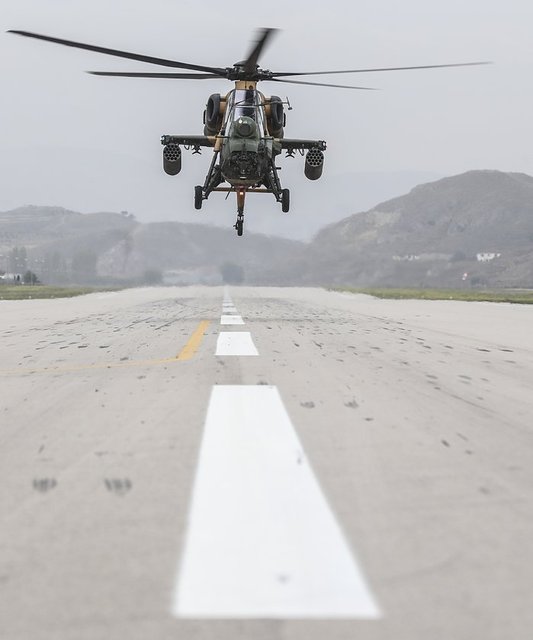Yarbay Aydın Lafçı ve Yüzbaşı Kemal Kocaaslan'ın uçuşa ilişkin brifinginin ardından, T-129 ATAK'ın teknik özellikleri ve silah sistemi hakkında basın mensuplarına bilgi verildi.