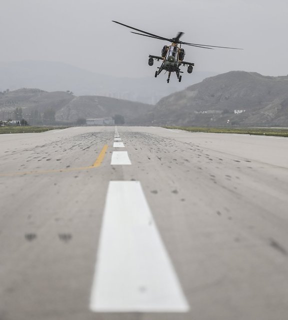 Ardından, Kara Havacılık Komutanlığının deneyimli pilotları, 2 helikopter ile gösteri uçuşu yaptı.