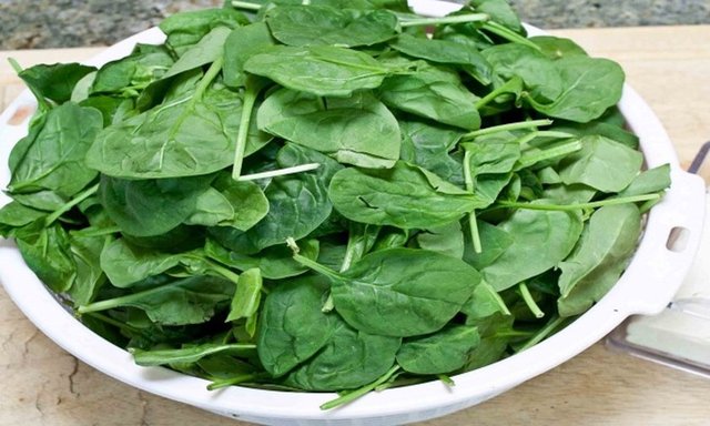 Hamileler tarafından tüketilmesi gereken ıspanak bebek ve anne için gerekli birçok vitamin ve minerali içerir.