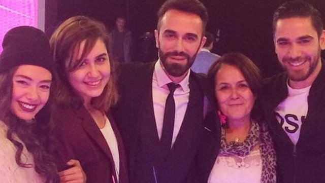 İlişkilerini saklamayan çiftin ilişkisi gayet iyi giderken, Neslihan Atagül Doğulu ailesinden biri olmaya başladı.  Kadir Doğulu'nun abisi stil danışmanı Kemal Doğulu ile zaten samimi olan güzel oyuncu, sevgilisinin annesiyle de bir araya geldi.