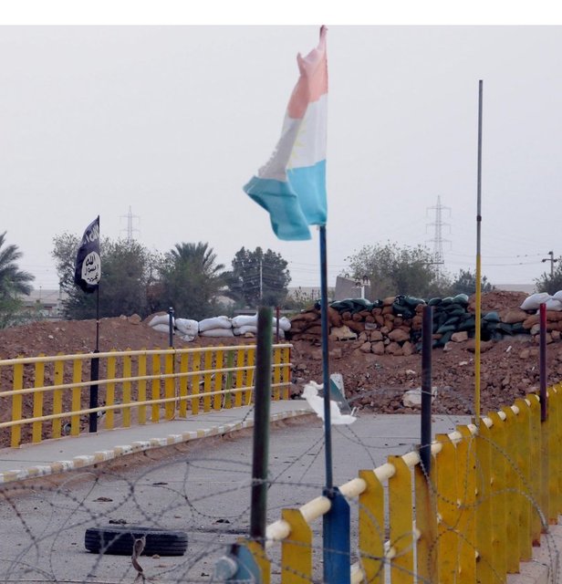 Bölgedeki güvenlik kaynakları savaş uçaklarının görülmesi sırasında köprünün diğer ucundaki IŞİD militanlarının ortadan kaybolduğunu söyledi.