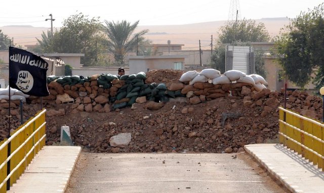 Kerkük'ün Hawice İlçesi'ne bağlı Molla Abdullah bölgesindeki 2 köprüde de peşmerge ve IŞİD mevzileri arasında yaklaşık 50 metrelik uzaklık bulunuyor.