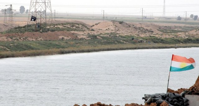 Peşmerge komutanları, hava saldırısından korunmak isteyen teröristlerin barındıkları barakadan suyun geçtiği kanalın altına bir geçit yaptığını ve bombardıman sırasında bu tünele saklandıklarını belirtti.