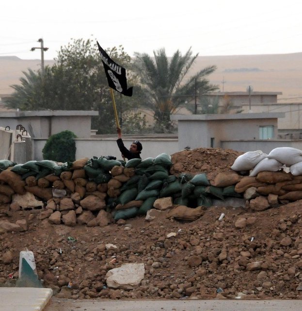 Kamerayı gören başka bir IŞİD mensubunun mevziye geldiği sırada, nöbet tutan diğer teröristin elindeki IŞİD bayrağını havaya kaldırıp dalgalandırdığı görüldü.