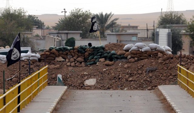 Molla Abdullah nahiyesinin her tarafına siyah bayraklar asan IŞİD mensupları, köprü üzerinde ve su kenarında bulunan mevzilerde nöbet tutuyor.