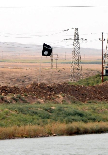 IŞİD'in gövde gösterisi yapmak için çok sayıda bayrak diktiği bölgede, sivil halkın görünmemesi de dikkat çekti.