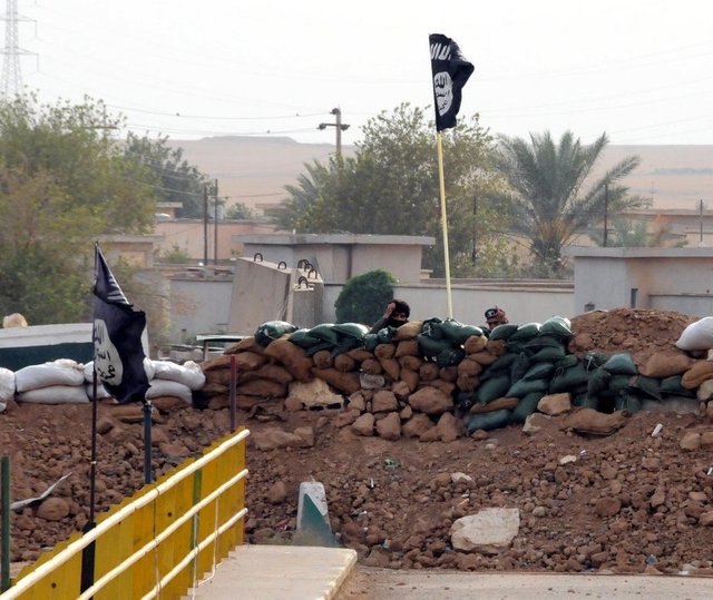 DHA muhabirinin konuşmak için köprünün ortasına çağırdığı IŞİD mensubu son olarak, "Dikkatli misiniz?" diye cevap verdi. IŞİD militanı daha sonra mevzinin altında bulunan arkadaşının uyarısı ile konuşmayı sona erdirdi.