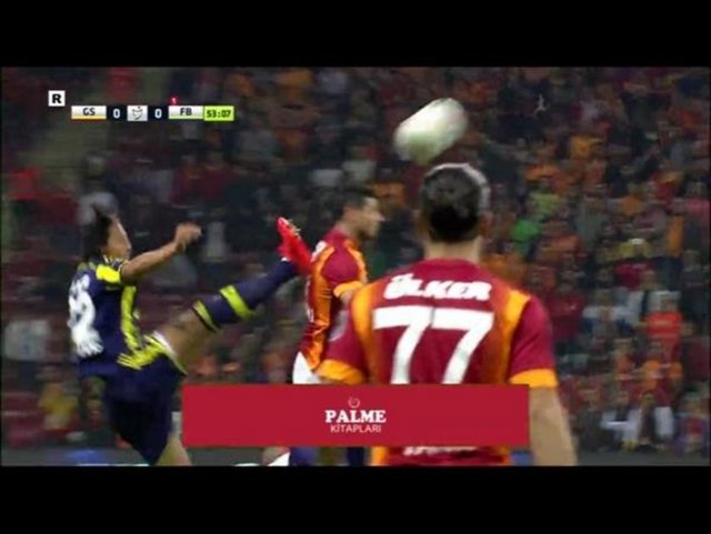 Ezeli rakiplerin karşılaştığı son 4 maçta 5 kez kırmızı kart çıkmıştı.