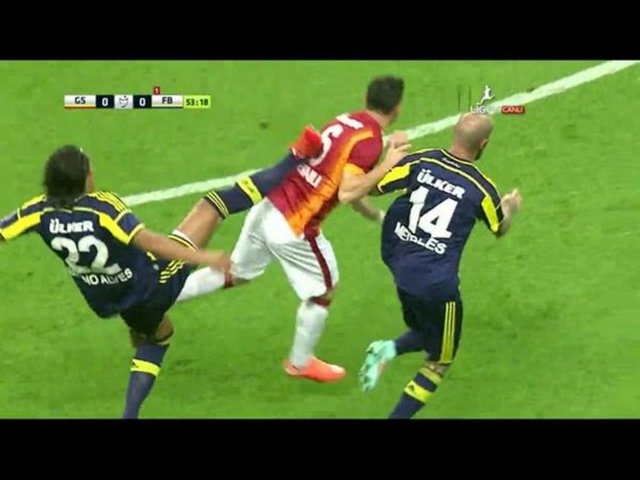Cüneyt Çakır ise 8. Galatasaray-Fenerbahçe derbisinde 11. kırmızı kartını gösterdi.