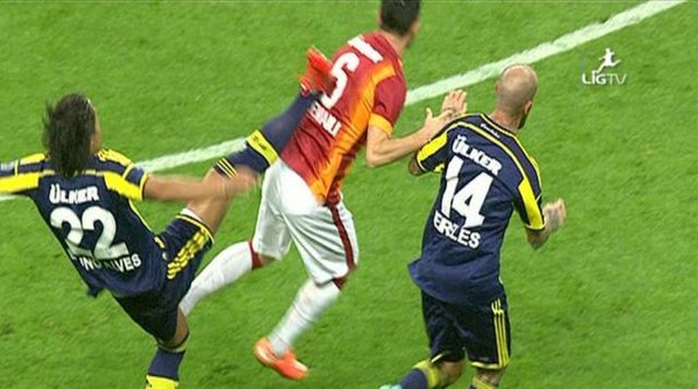 Galatasaray-Fenerbahçe maçında Bruno Alves, sarı-lacivertlileri 10 kişi bıraktı.