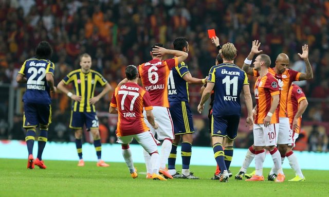 DİLMEN'DEN TEPKİ  - NTVSpor yorumcusu Rıdvan Dilmen, kasti bir hareket sonucu kırmızı kart gören Bruno Alves'e büyük tepki gösterdi.