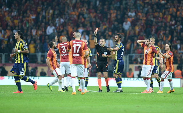 Bruno Alves'in tekme attığı Dzemaili, karşılaşma sonrası, "Sırtımda hala tekme izleri var. Sanırım Alves o pozisyonda ne yaptığını bilmiyordu" dedi.