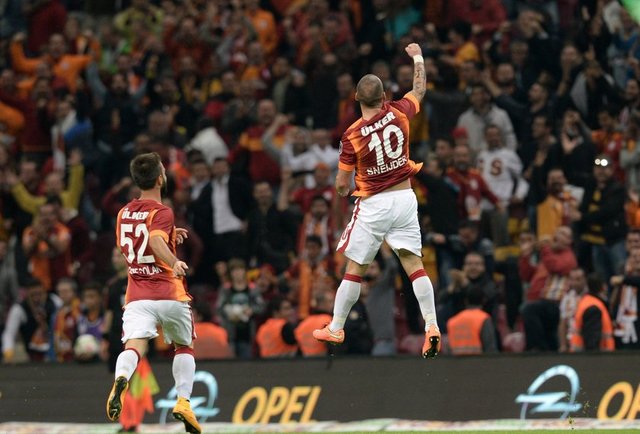 -Wesley Sneijder'ın 2. golünü ilk golün farklı açıdan tekrarı sandım bi an