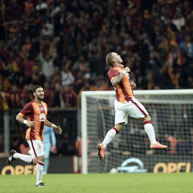 -Volkan'a sağlı sollu iyi füze göndermiş Sneijder