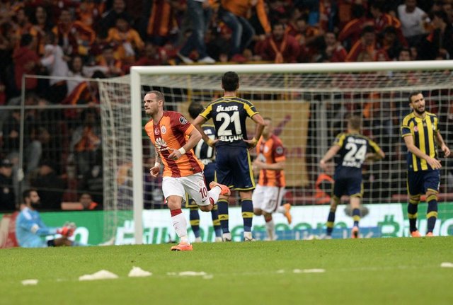 Derbiye Wesley Sneijder'ın füzeleri damga vurdu.