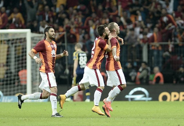 Alex, - "Hollandalı Sneijder'a saygılarımı gönderiyorum. İki muhteşem gol. Maçı izleyerek biraz derbi özlemimi giderebildim." yazdı.