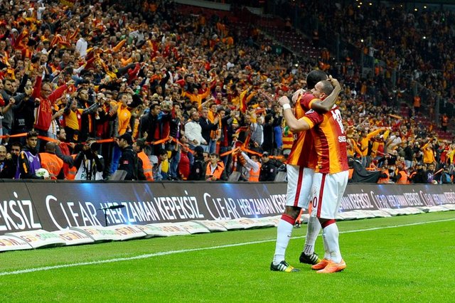 FENERBAHÇE EFSANESİNDEN TEBRİK  Sarı-lacivertlilerin efsane ismi Alex de Souza, maçın ardından Twitter'dan Sneijder'ı tebrik etti.