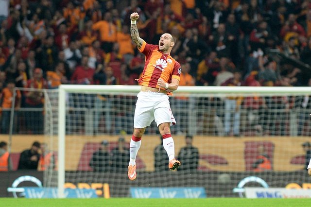 -Sneijder örümcek ağlarını tek tek temizledi