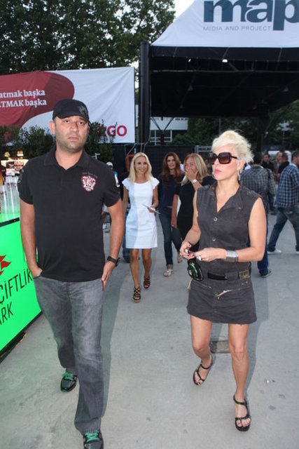 Hürriyet'in haberine göre, Şevket Çoruh, eski kız arkadası Pamela'yla barışmak için araya yakın dostlarını soktu.